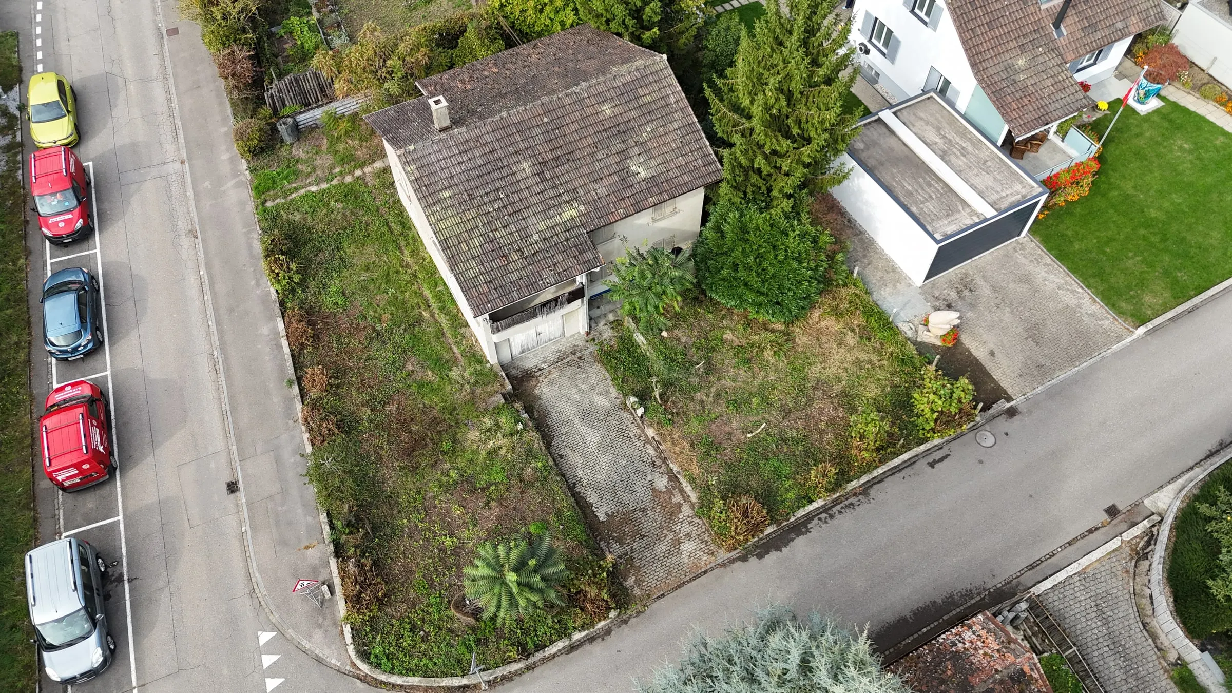 Bestehendes Haus mit Garage und Garten aus der Luft